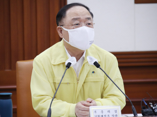 홍남기 경제부총리가 12일 정부서울청사에서 열린 제43차 비상경제 중앙대책본부 회의를 주재하며 발언하고 있다. 연합뉴스